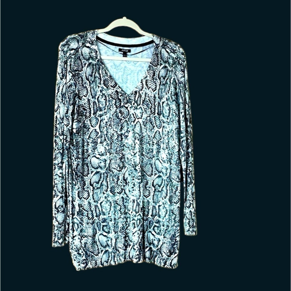 Size large Apt 9 women’s snake print sweater